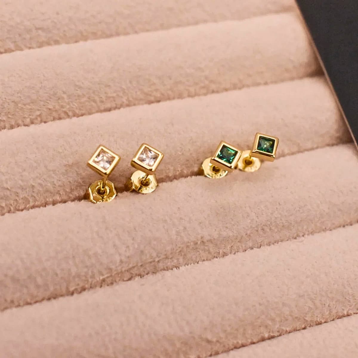 Aretes Topos Éclat 4 mm – Oro Laminado 18K | OM JOYERÍA