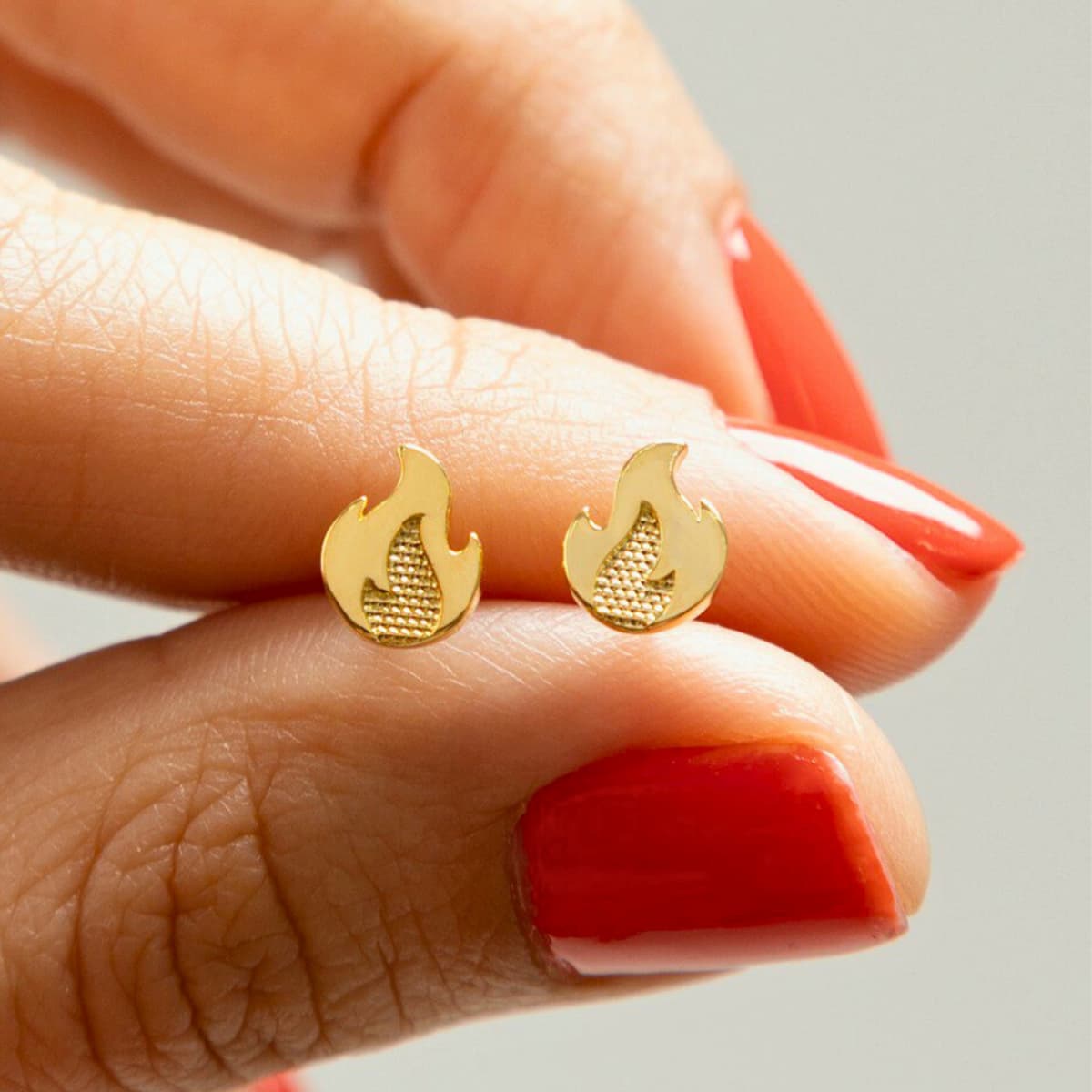 Aretes Topos Fuego Unisex – Oro Laminado 18K | OM JOYERÍA
