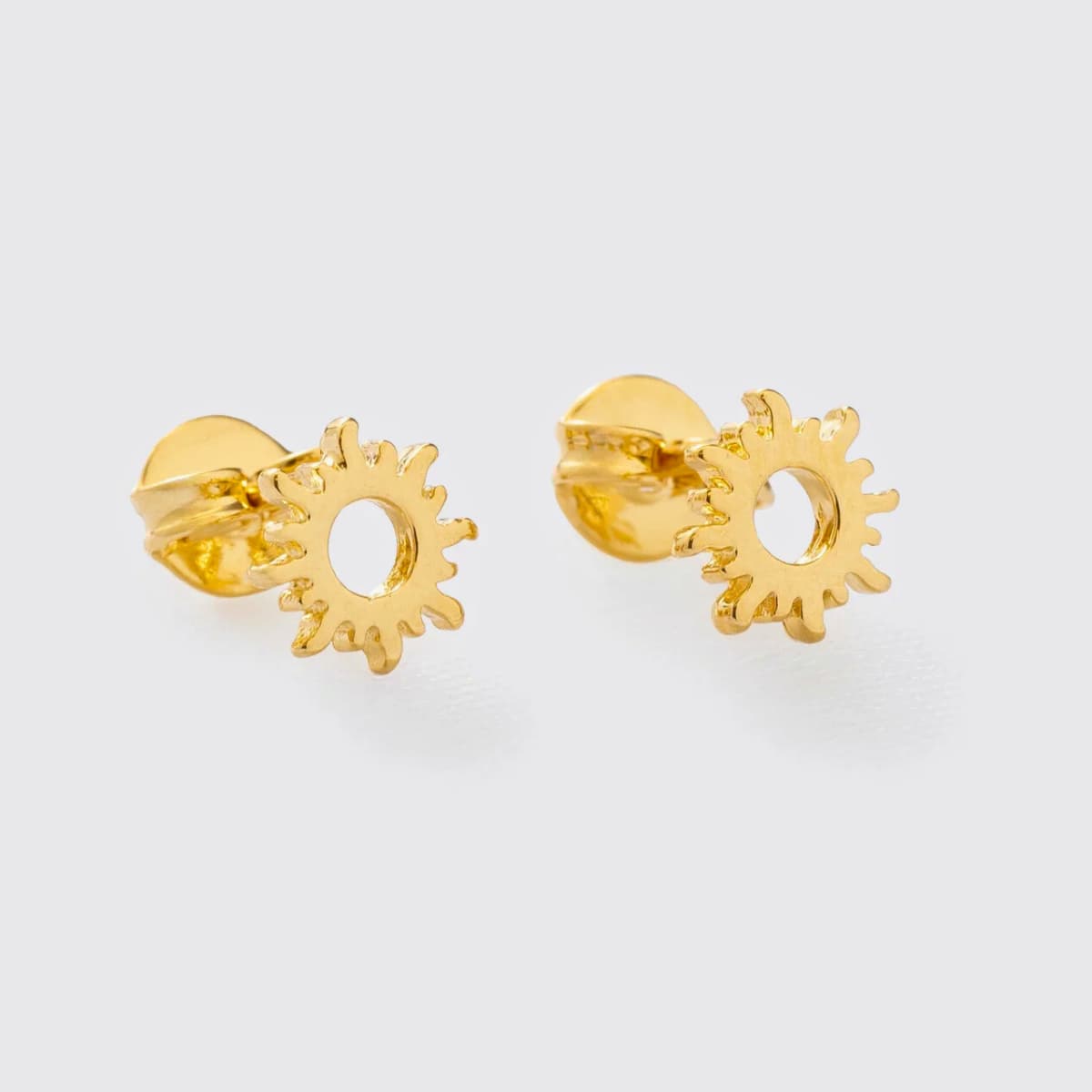 Aretes Topos Sunshine Unisex – Oro Laminado 18K | OM JOYERÍA