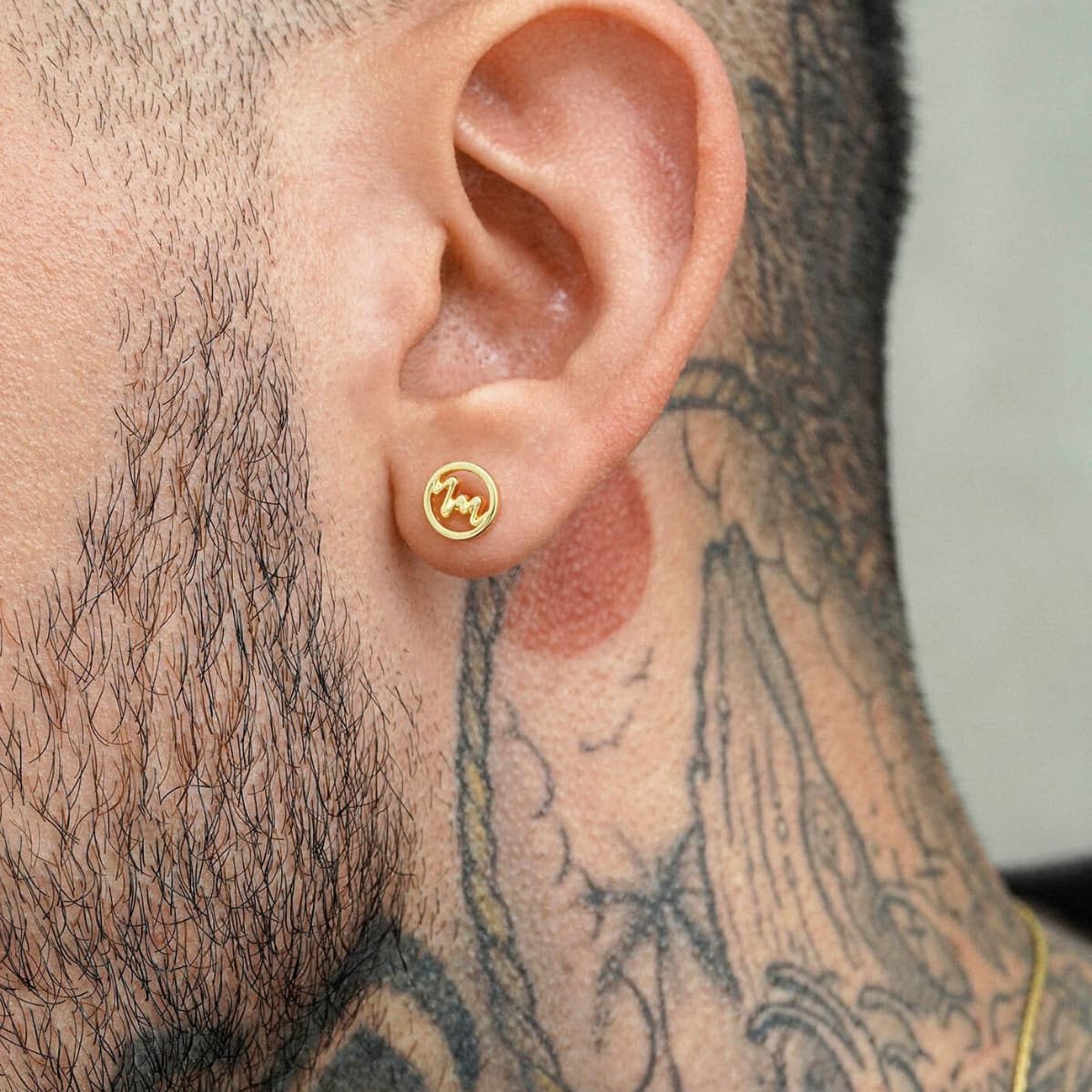Aretes Topos Wave Unisex – Oro Laminado 18K | OM JOYERÍA