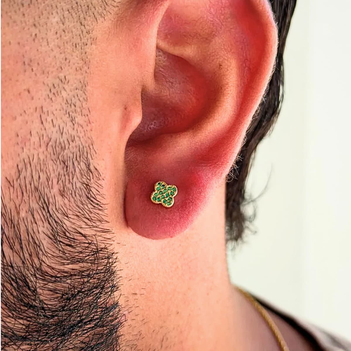 Aretes Trébol Circonias 7 mm – Oro Laminado 18K | OM JOYERÍA