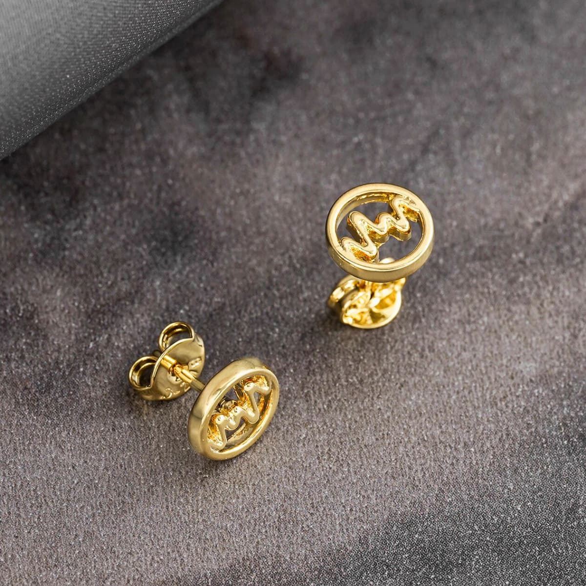 Aretes Topos Wave Unisex – Oro Laminado 18K | OM JOYERÍA