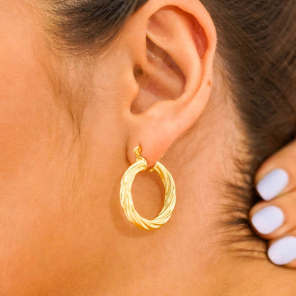 Candongas Twisted Stripes 2 cm y 2,6 cm – Oro Laminado 18K | OM JOYERÍA