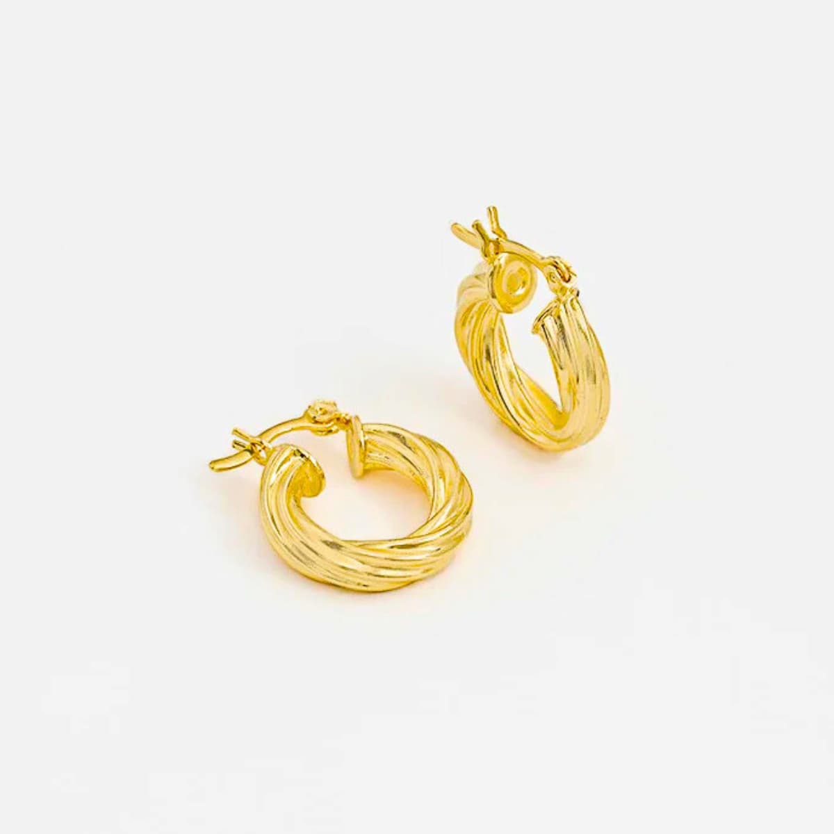 Candongas Twisted Stripes 2 cm y 2,6 cm – Oro Laminado 18K | OM JOYERÍA