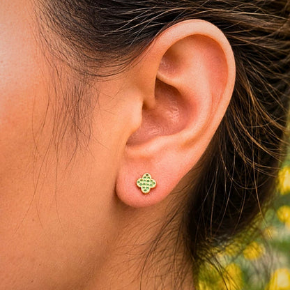 Aretes Trébol Circonias 7 mm – Oro Laminado 18K | OM JOYERÍA