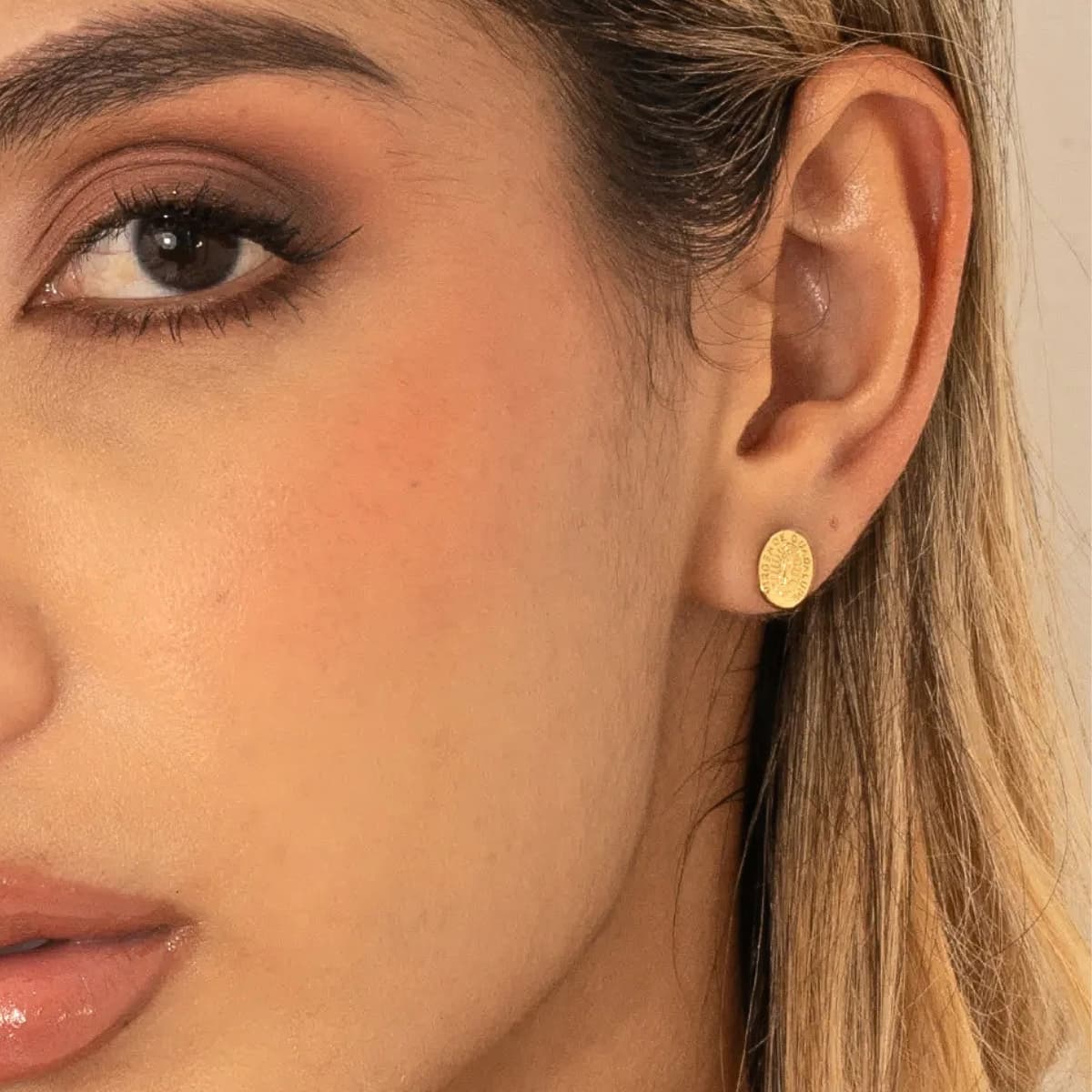 Aretes Topo Virgen de Guadalupe 9 mm Oro Laminado 18K | OM JOYERÍA