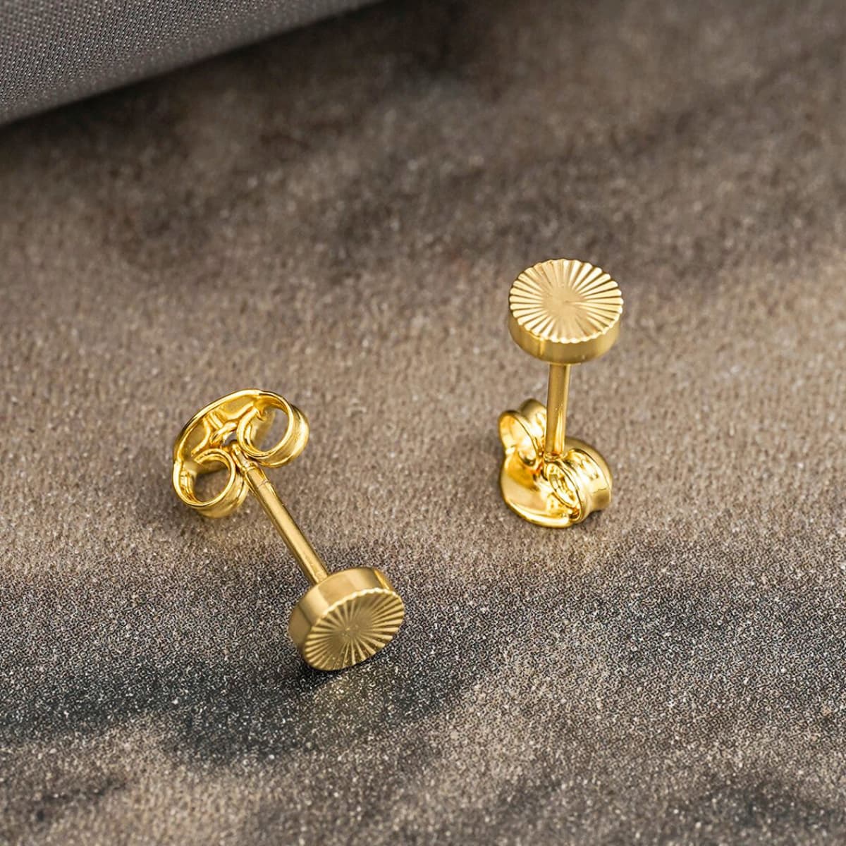 Aretes Topos Sol  – Oro Laminado 18K | OM JOYERÍA