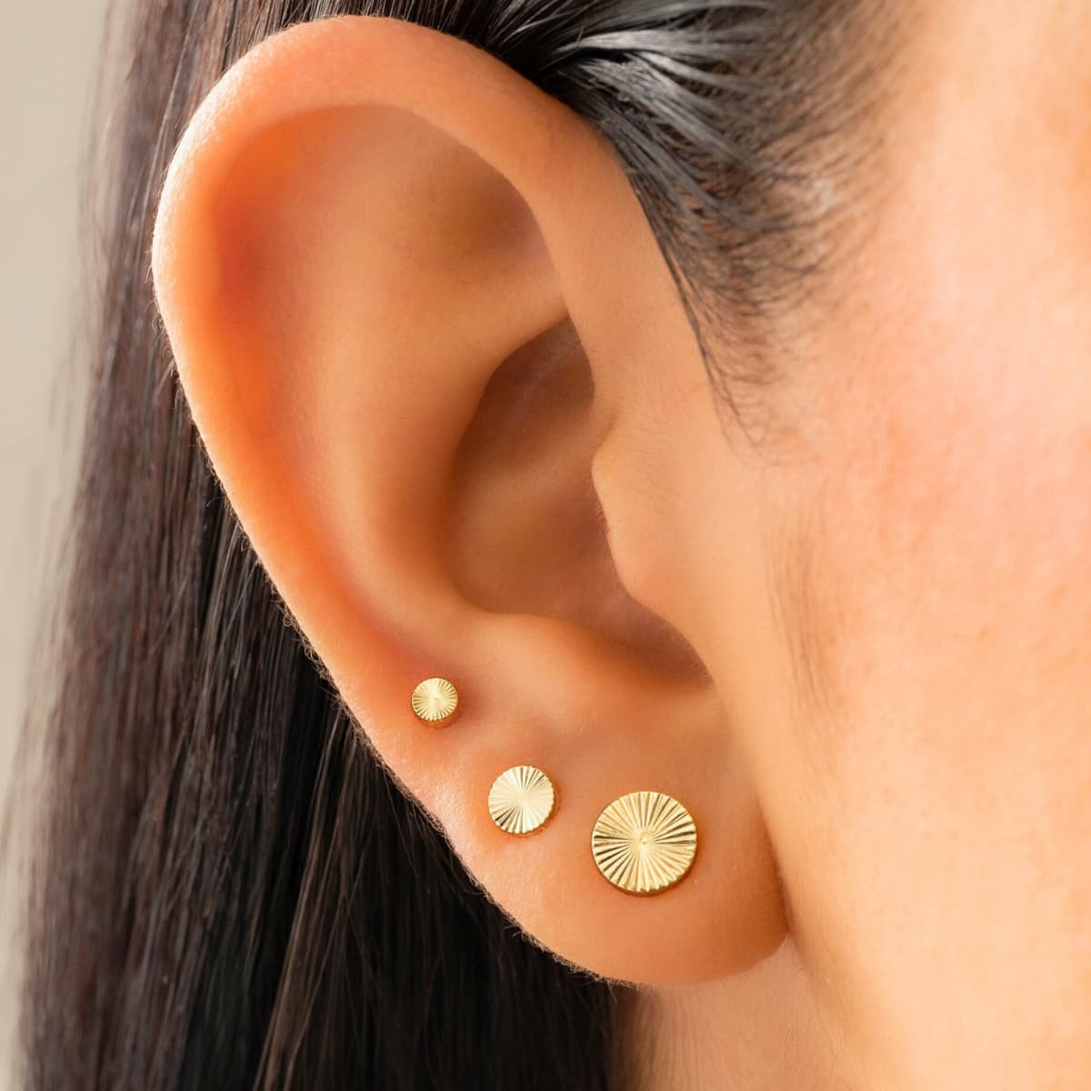 Aretes Topos Sol  – Oro Laminado 18K | OM JOYERÍA