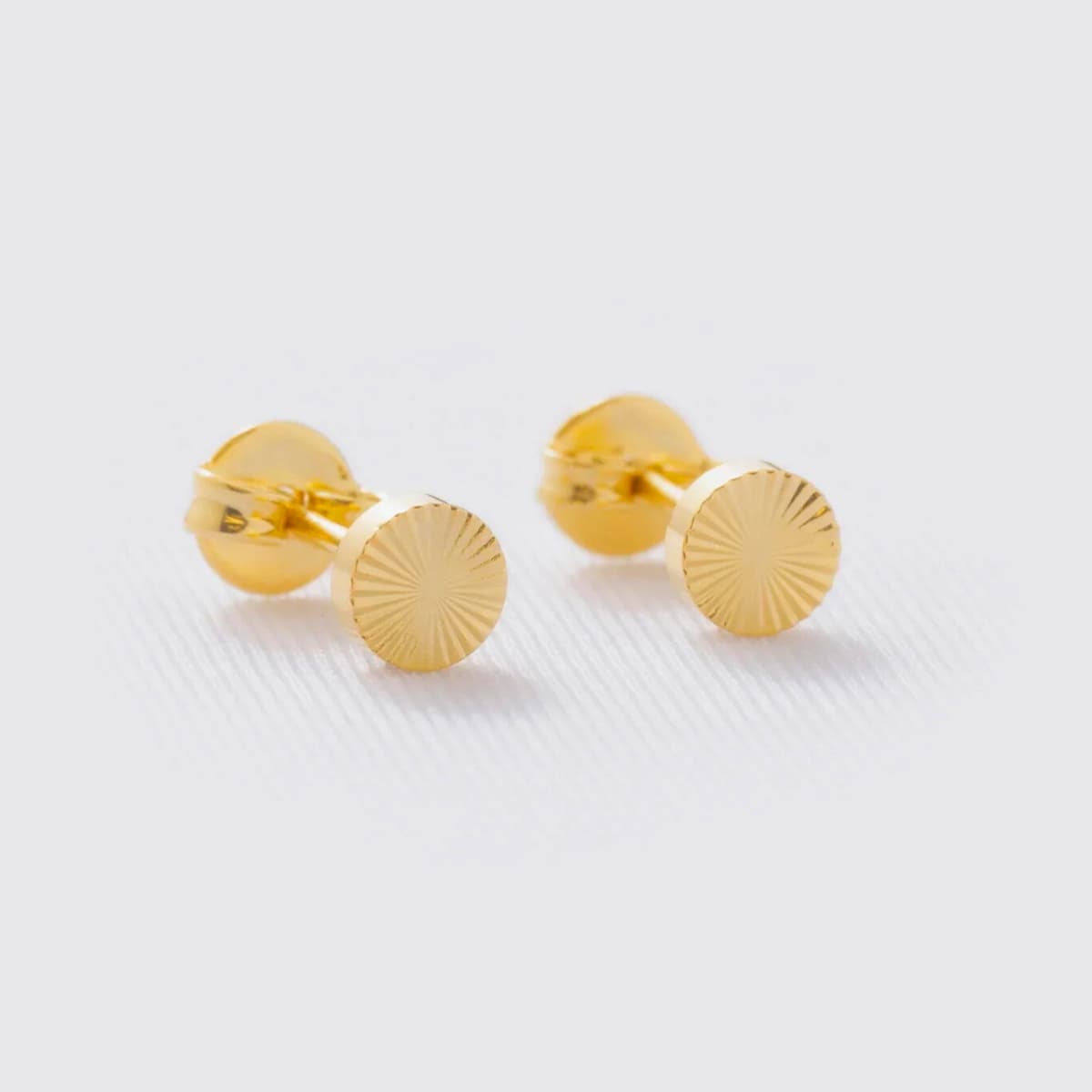 Aretes Topos Sol  – Oro Laminado 18K | OM JOYERÍA