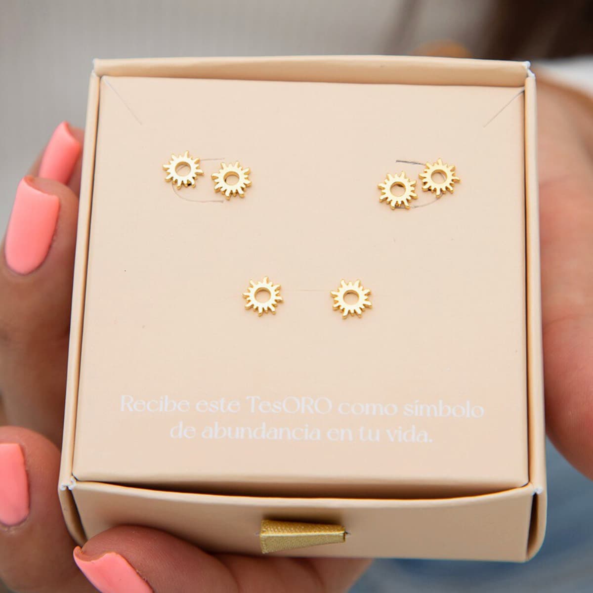 Aretes Topos Sunshine Unisex – Oro Laminado 18K | OM JOYERÍA