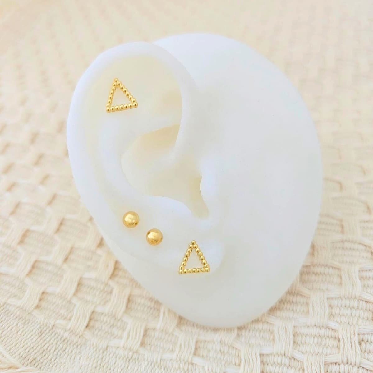 Aretes Triángulo Unisex – Oro Laminado 18K | OM JOYERÍA