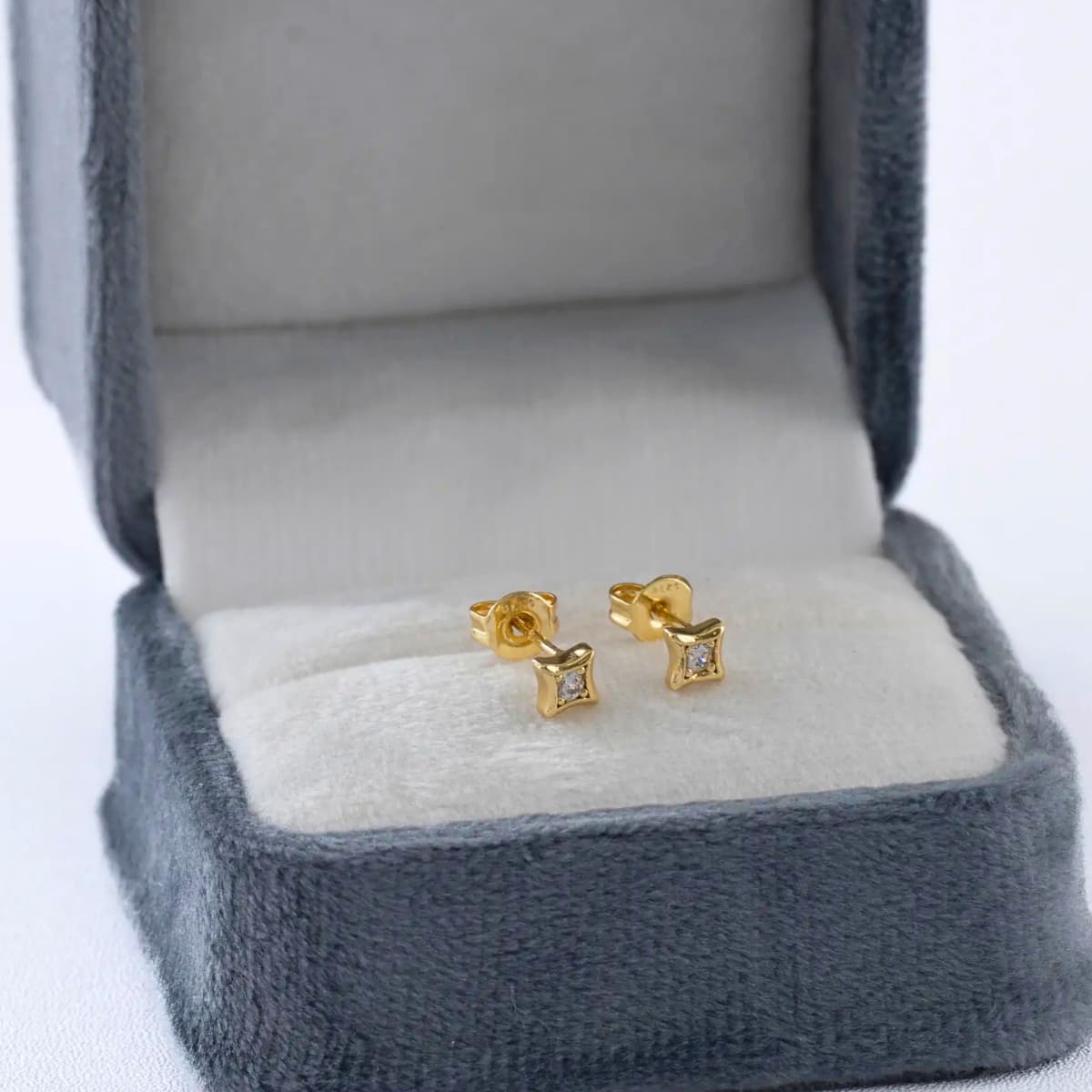 Aretes Topo Quadra Crystal 4 mm Oro Laminado 18K | OM JOYERÍA