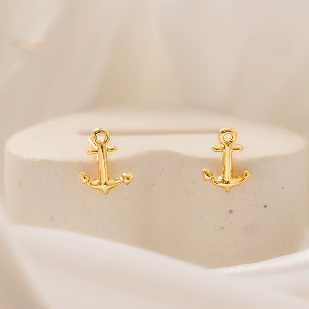 Aretes Ancla Unisex – Oro Laminado 18K | OM JOYERÍA