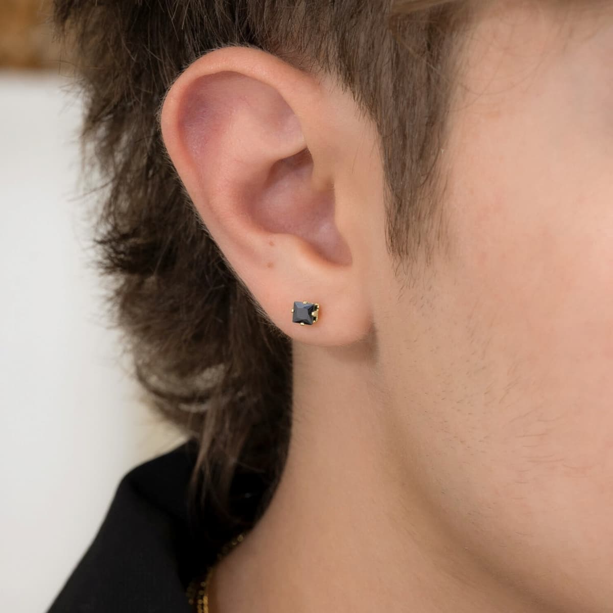 Aretes Topos Circón Cuadrado Unisex – Oro Laminado 18K | OM JOYERÍA