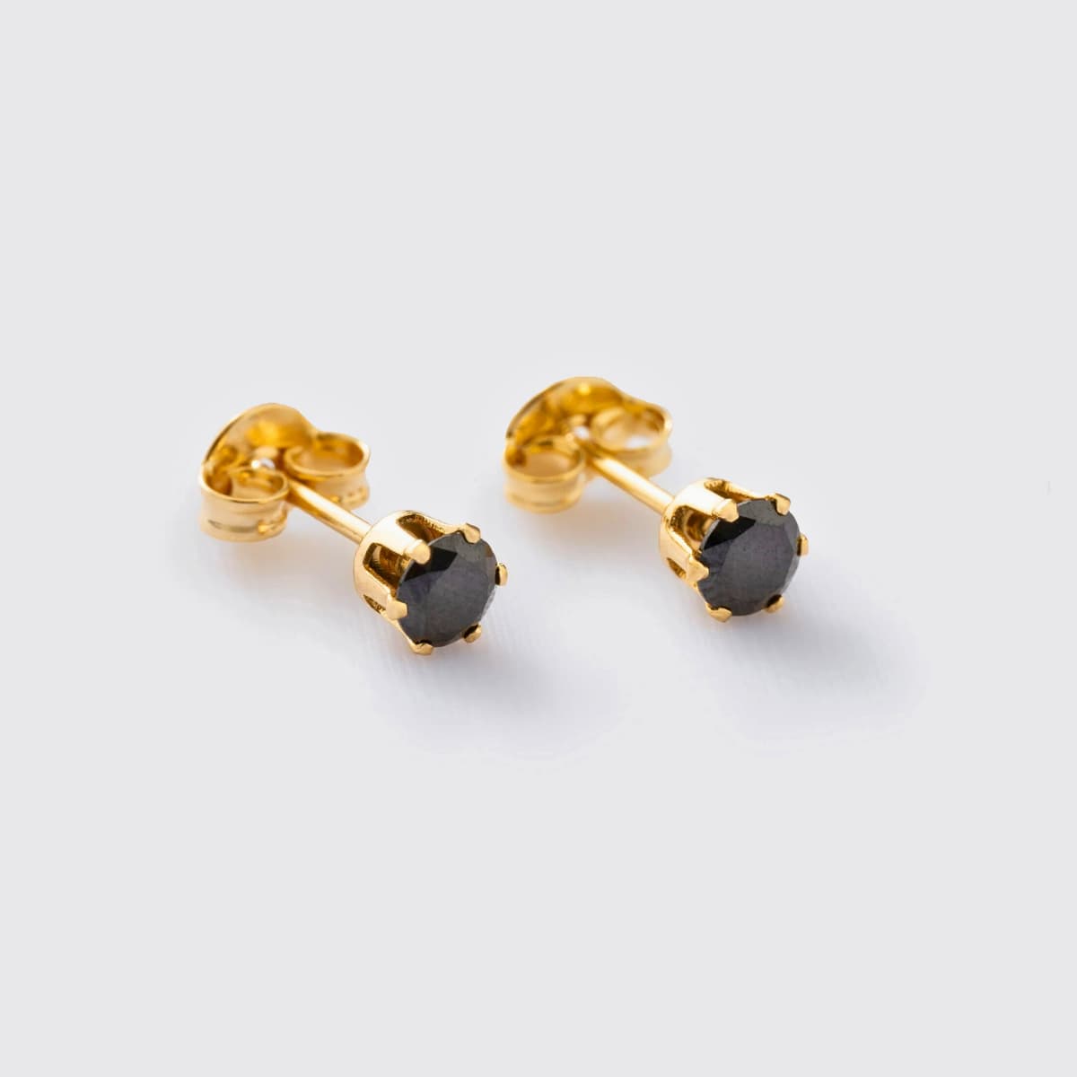 Aretes Topos Circón Negro Redondo Hombre – Oro Laminado 18K | OM JOYERÍA