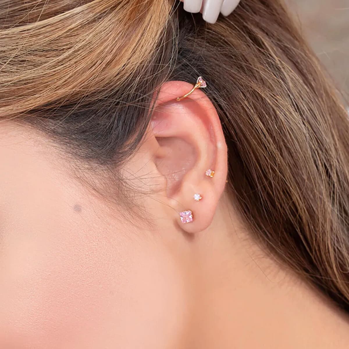 Aretes Topos Circón Cuadrado Unisex – Oro Laminado 18K | OM JOYERÍA