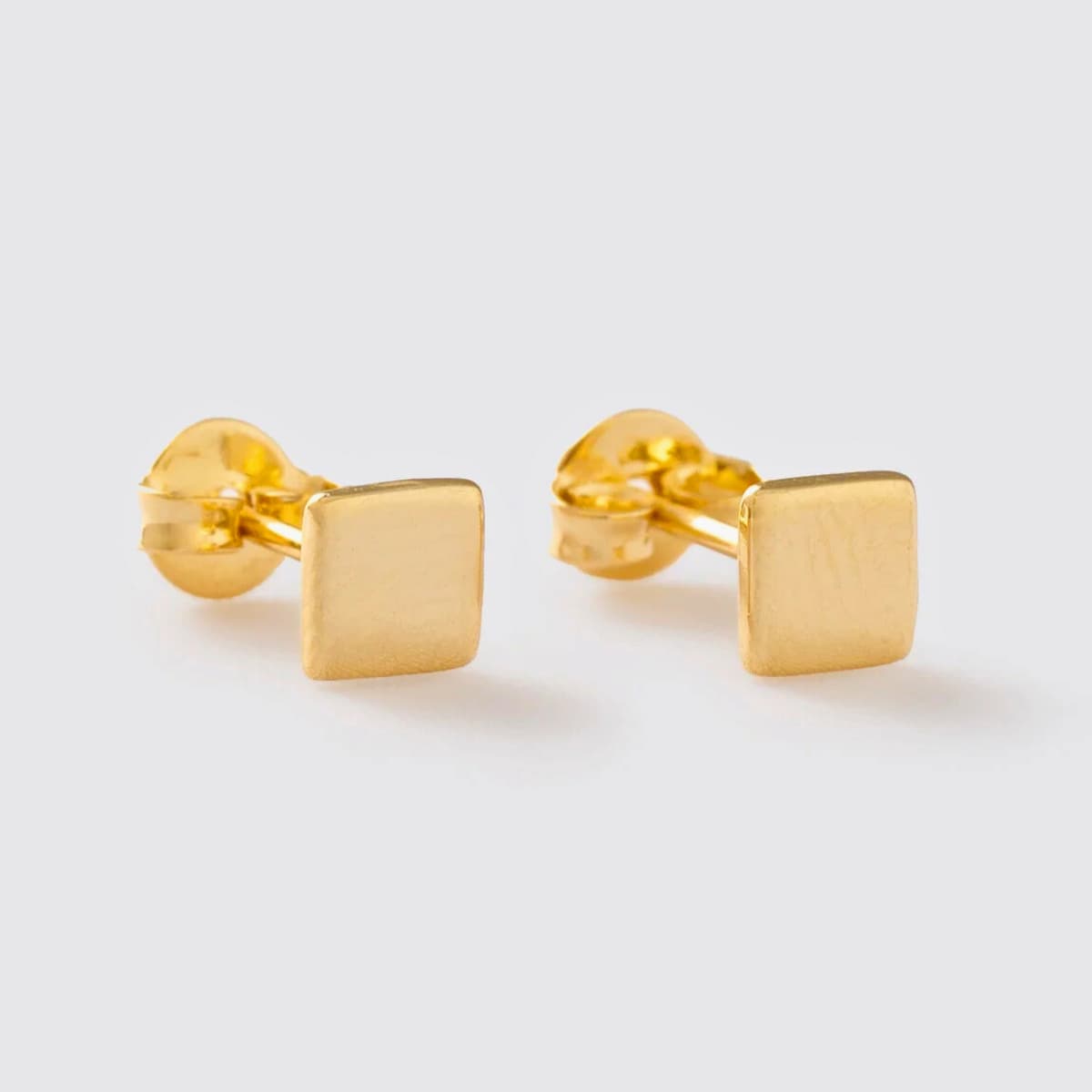 Aretes Topos Cuadrados Hombre 5mm – Oro Laminado 18K | OM JOYERÍA