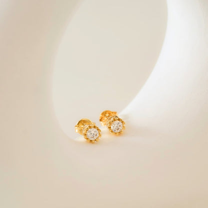 Aretes Topo Cristal Hombre – Oro Laminado 18K | OM JOYERÍA