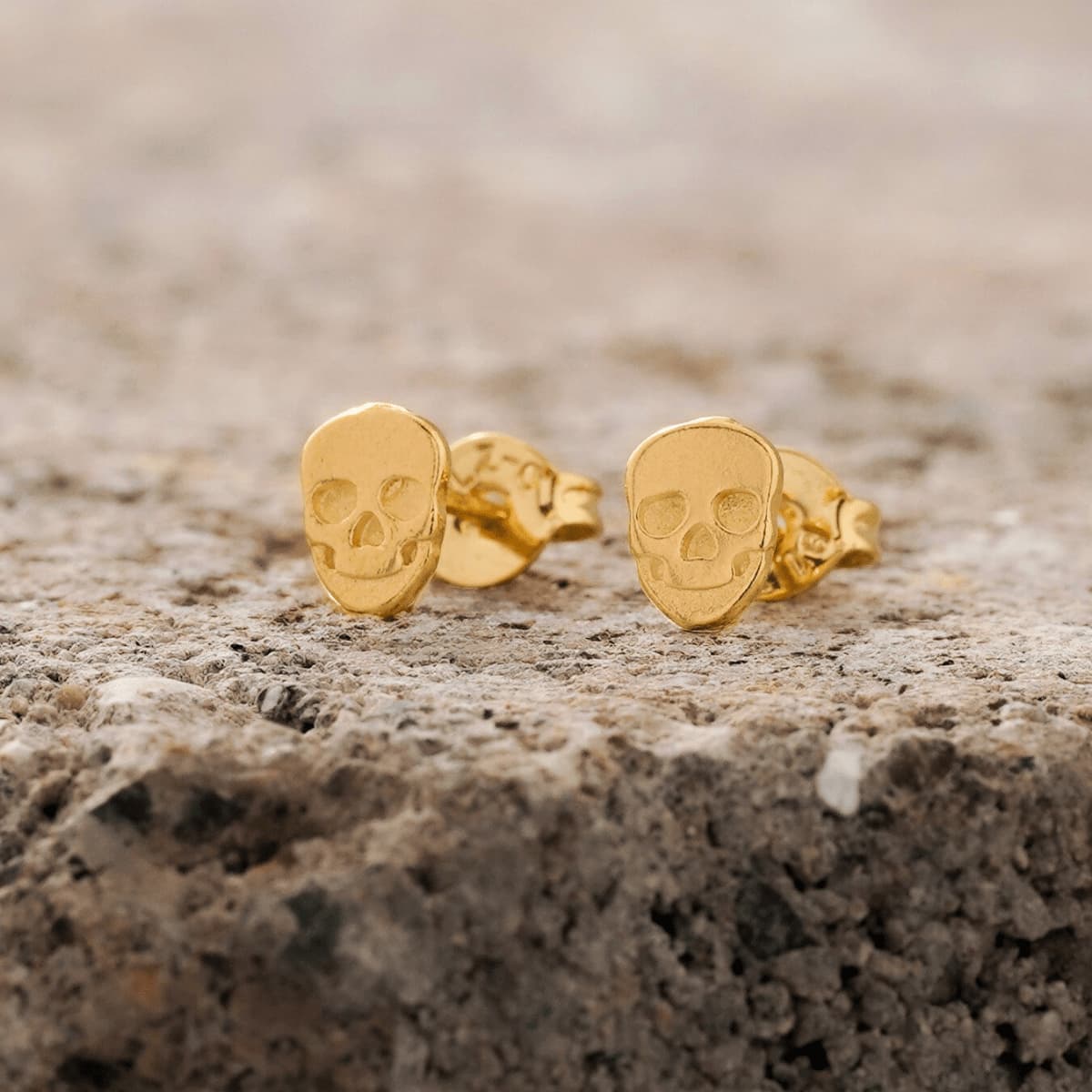Aretes Topos Calavera Hombre – Oro Laminado 18K | OM JOYERÍA