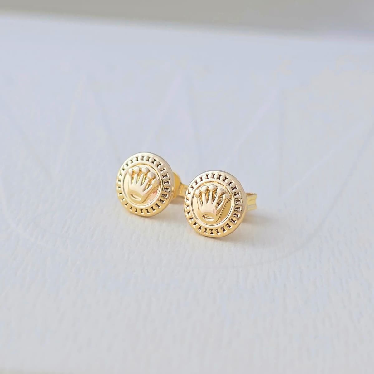 Aretes Topos Rolex 8 mm Oro Laminado 18K | OM JOYERÍA