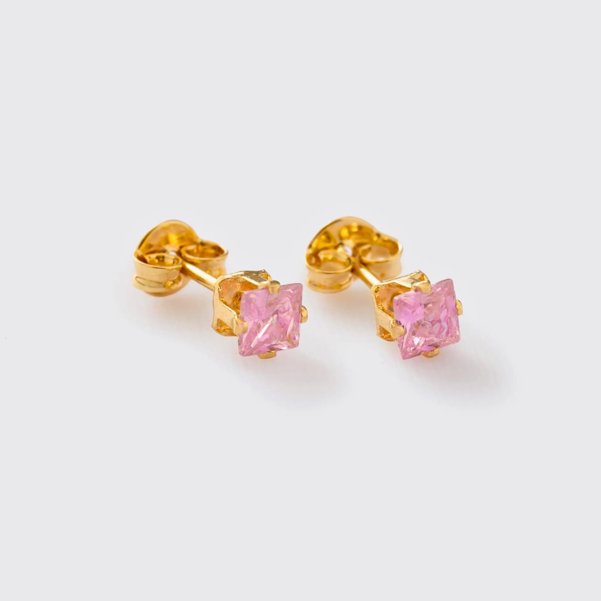 Aretes Topos Circón Cuadrado Unisex – Oro Laminado 18K | OM JOYERÍA