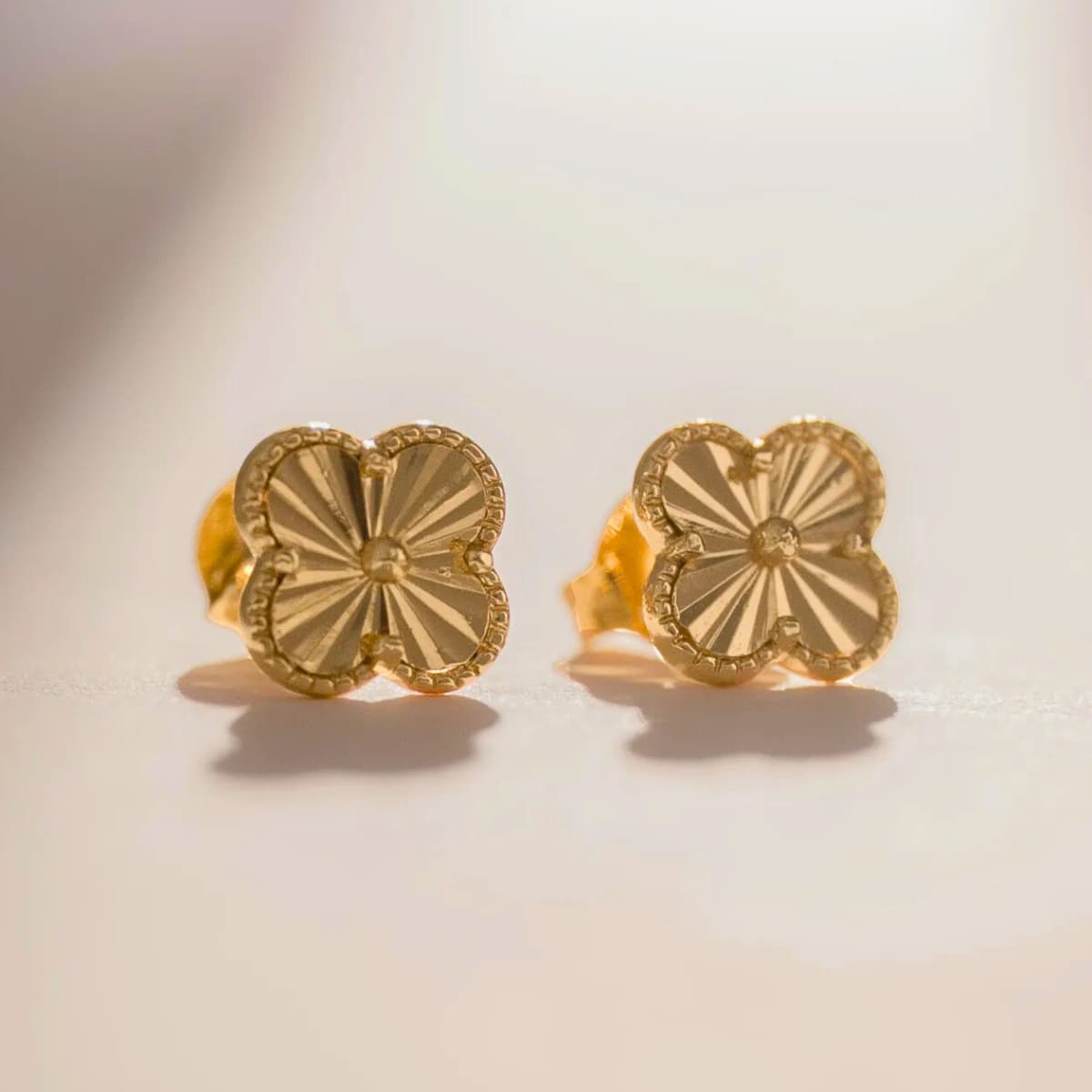 Aretes Clover 0.8 cm Mujer – Oro Laminado 18K | OM JOYERÍA