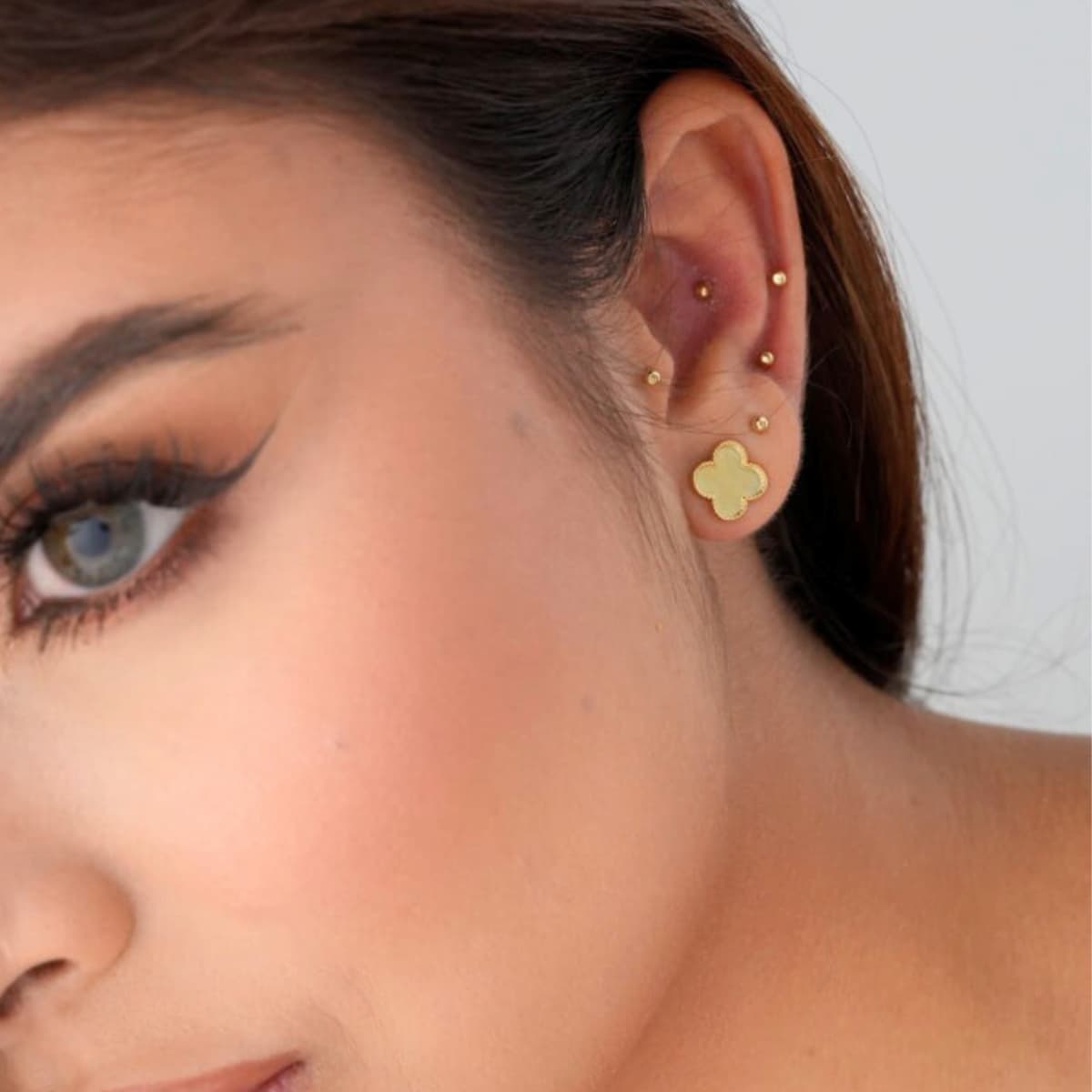 Aretes Clover Trébol Liso 1 cm – Oro Laminado 18K | OM JOYERÍA