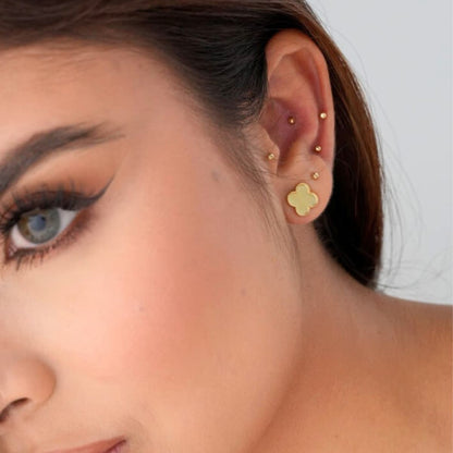 Aretes Clover Trébol Liso 1 cm – Oro Laminado 18K | OM JOYERÍA