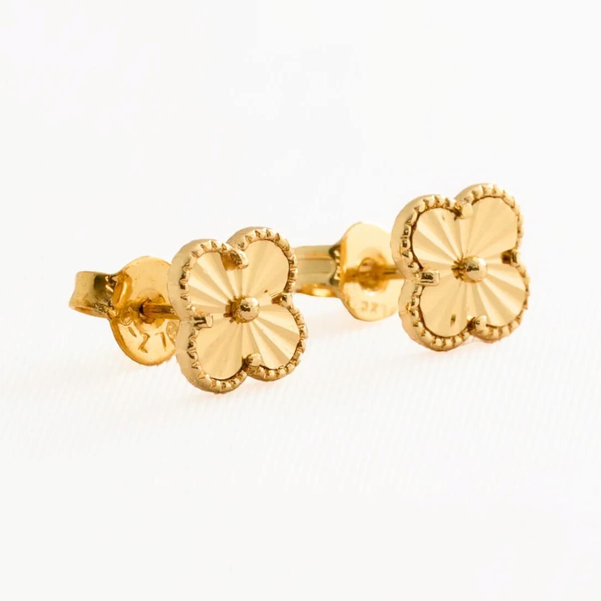 Aretes Clover 0.8 cm Mujer – Oro Laminado 18K | OM JOYERÍA