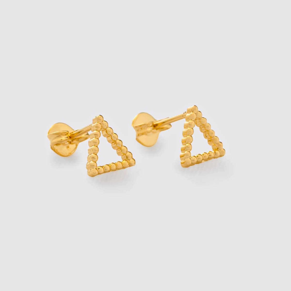 Aretes Triángulo Unisex – Oro Laminado 18K | OM JOYERÍA
