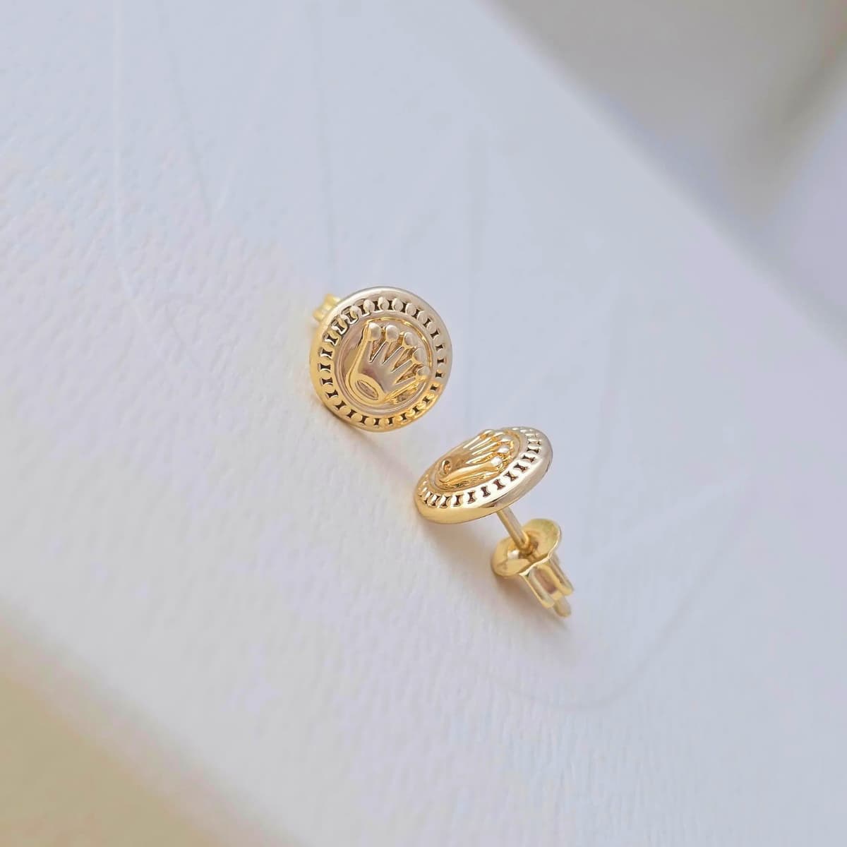 Aretes Topos Rolex 8 mm Oro Laminado 18K | OM JOYERÍA