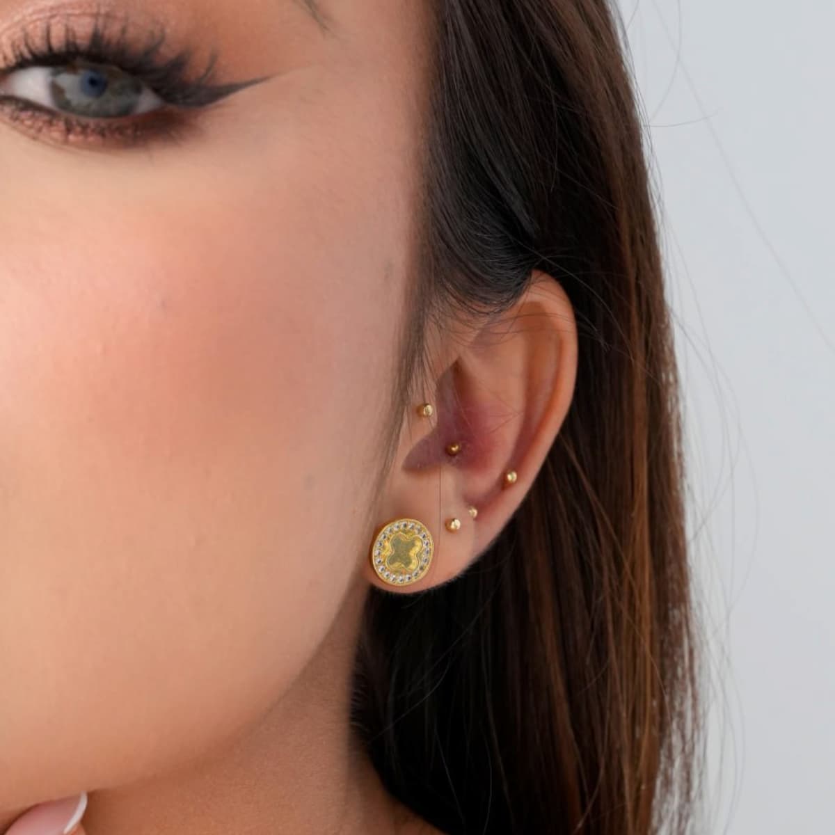 Aretes Clover Redondo Circonias 1 cm – Oro Laminado 18K | OM JOYERÍA