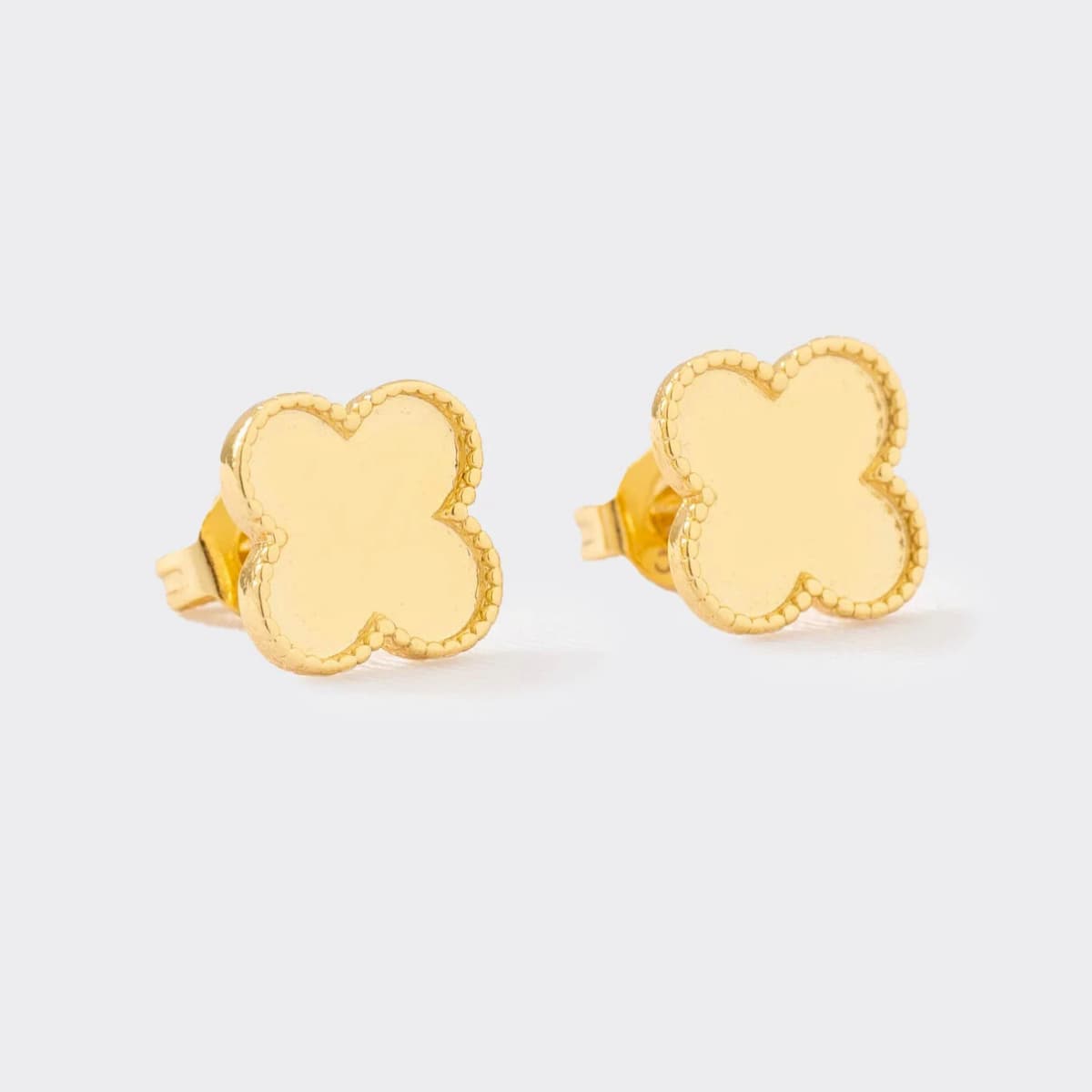 Aretes Clover Trébol Liso 1 cm – Oro Laminado 18K | OM JOYERÍA