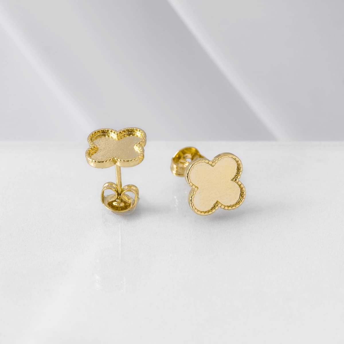 Aretes Clover Trébol Liso 1 cm – Oro Laminado 18K | OM JOYERÍA