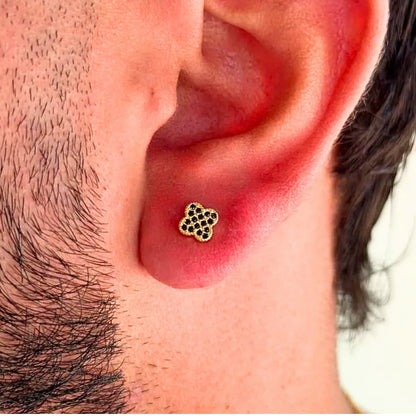 Aretes Trébol Circonias 7 mm – Oro Laminado 18K | OM JOYERÍA
