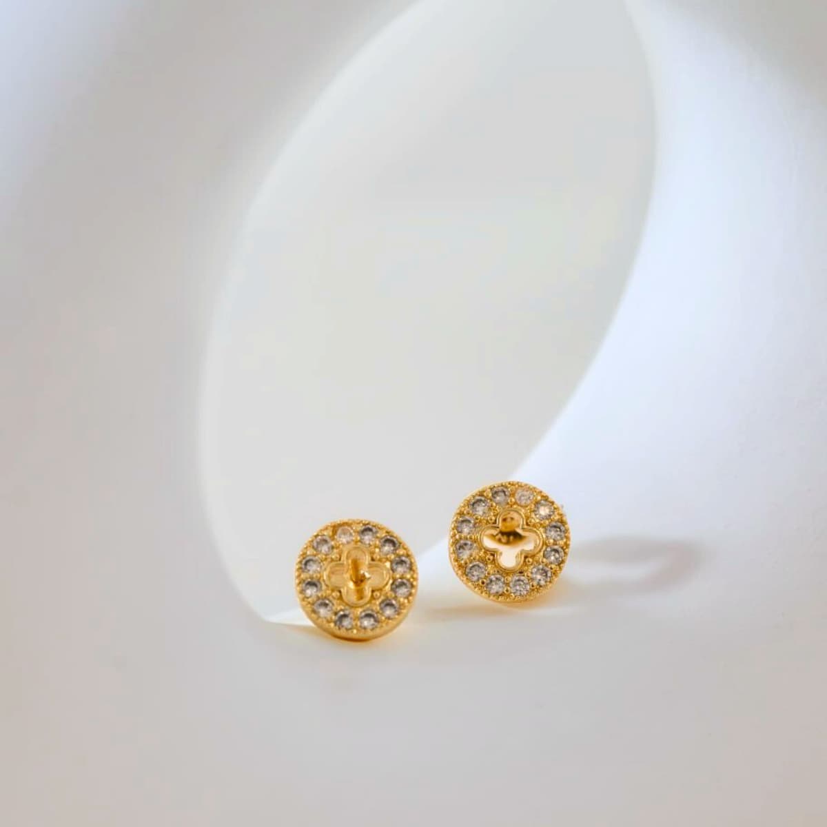 Aretes Clover Redondo Silueta 9 mm – Oro Laminado 18K | OM JOYERÍA