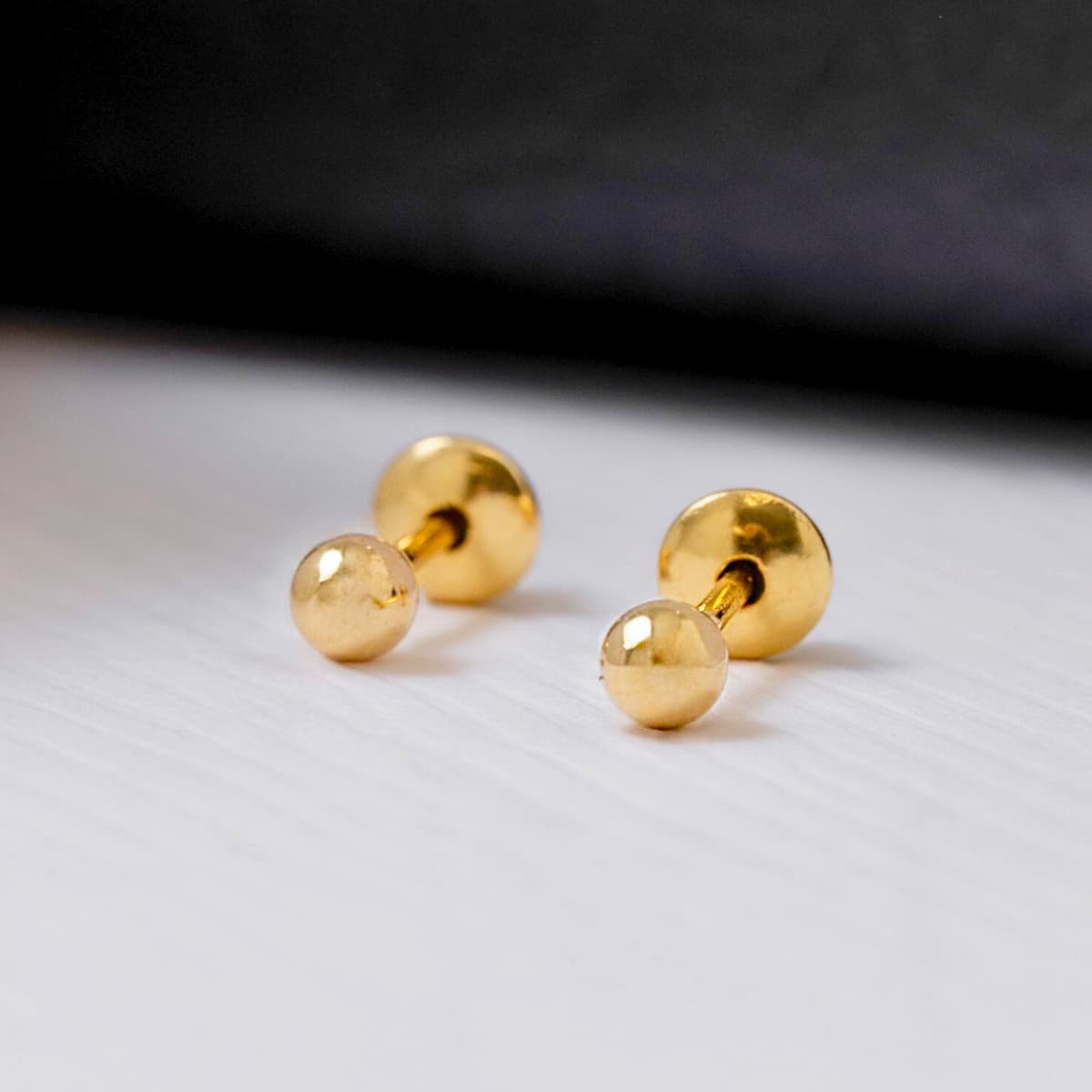 Aretes Topos Balín 3mm Unisex – Oro Laminado 18K | OM JOYERÍA