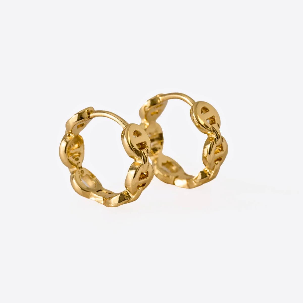 Aretes Candongas G – Oro Laminado 18K | OM JOYERÍA