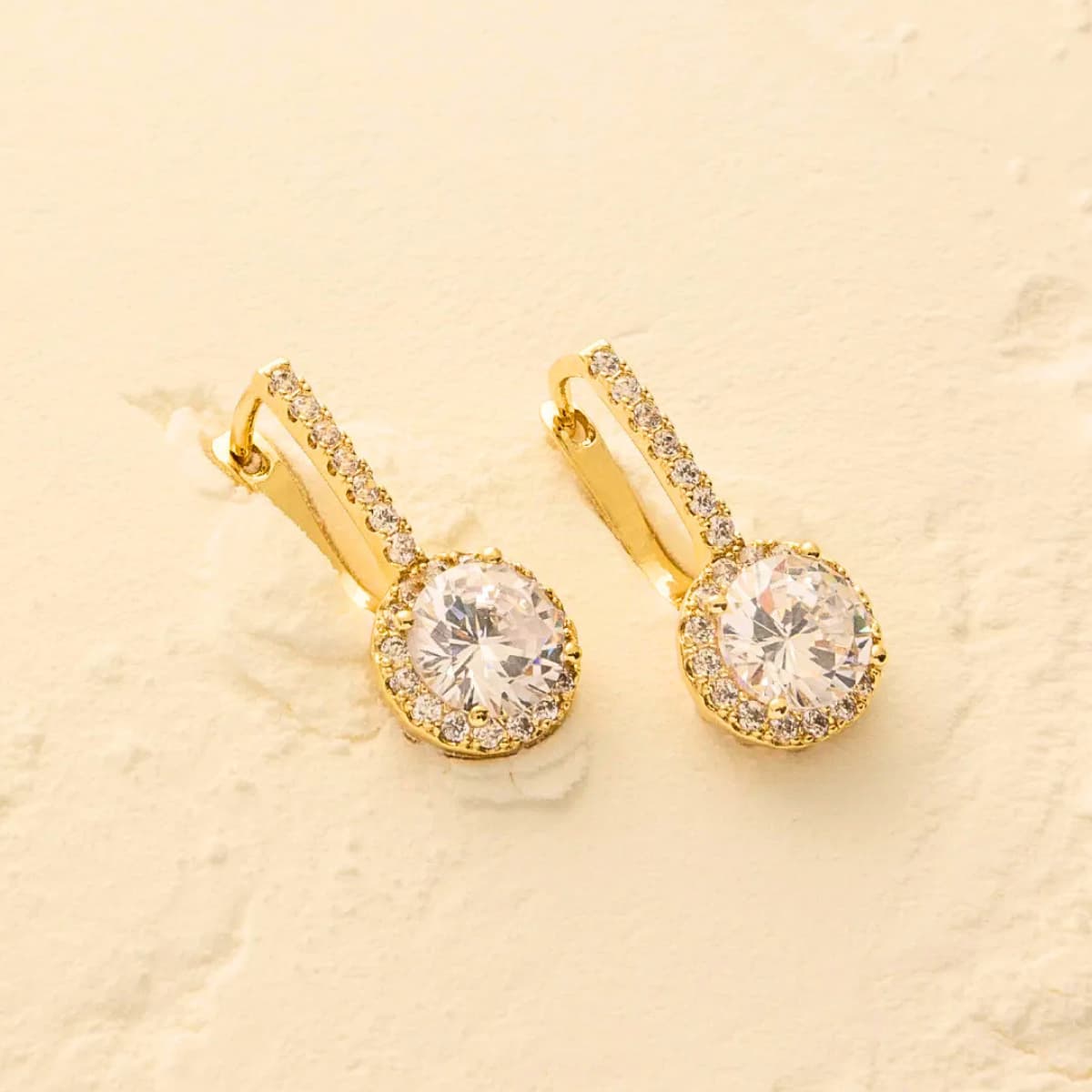 Candongas Halo Crystal 12 mm – Oro Laminado 18K | OM JOYERÍA