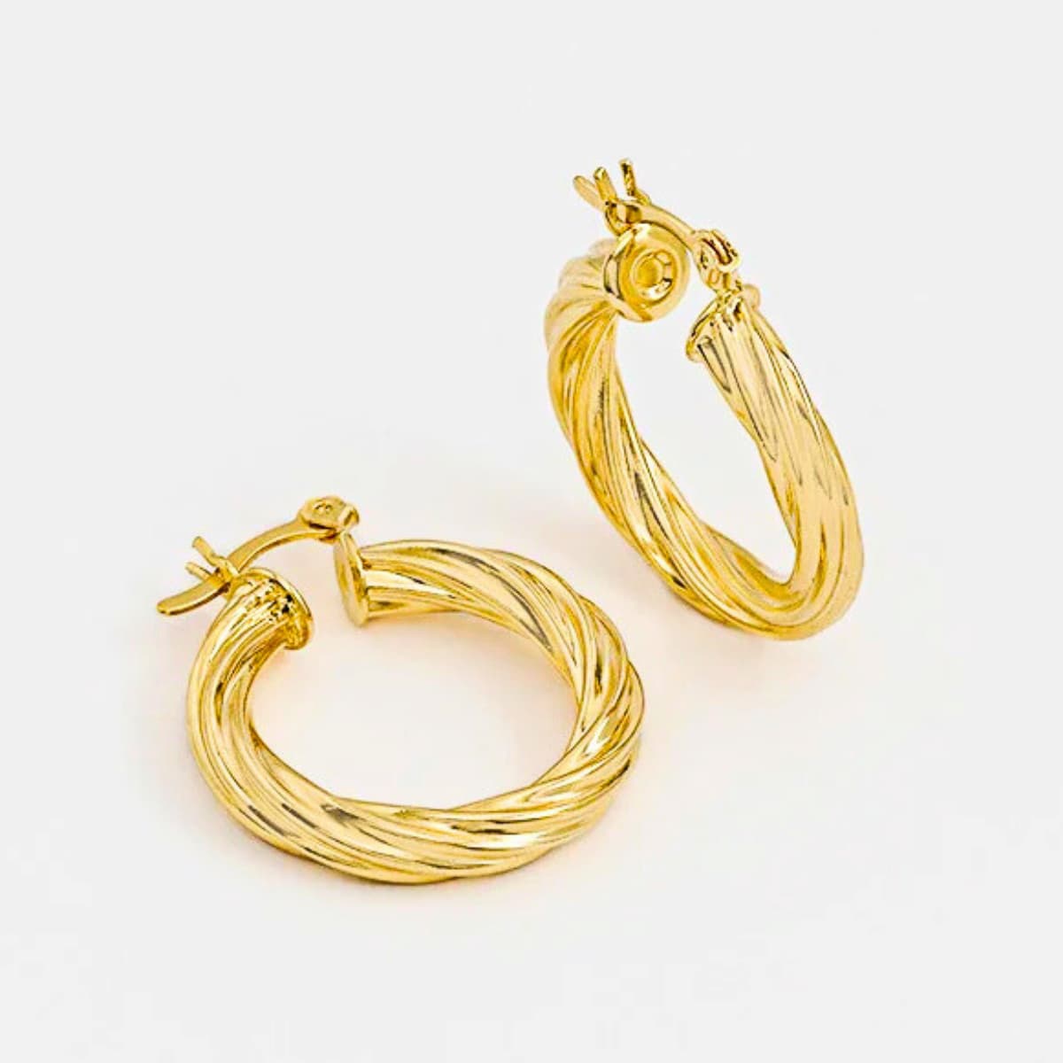 Candongas Twisted Stripes 2 cm y 2,6 cm – Oro Laminado 18K | OM JOYERÍA