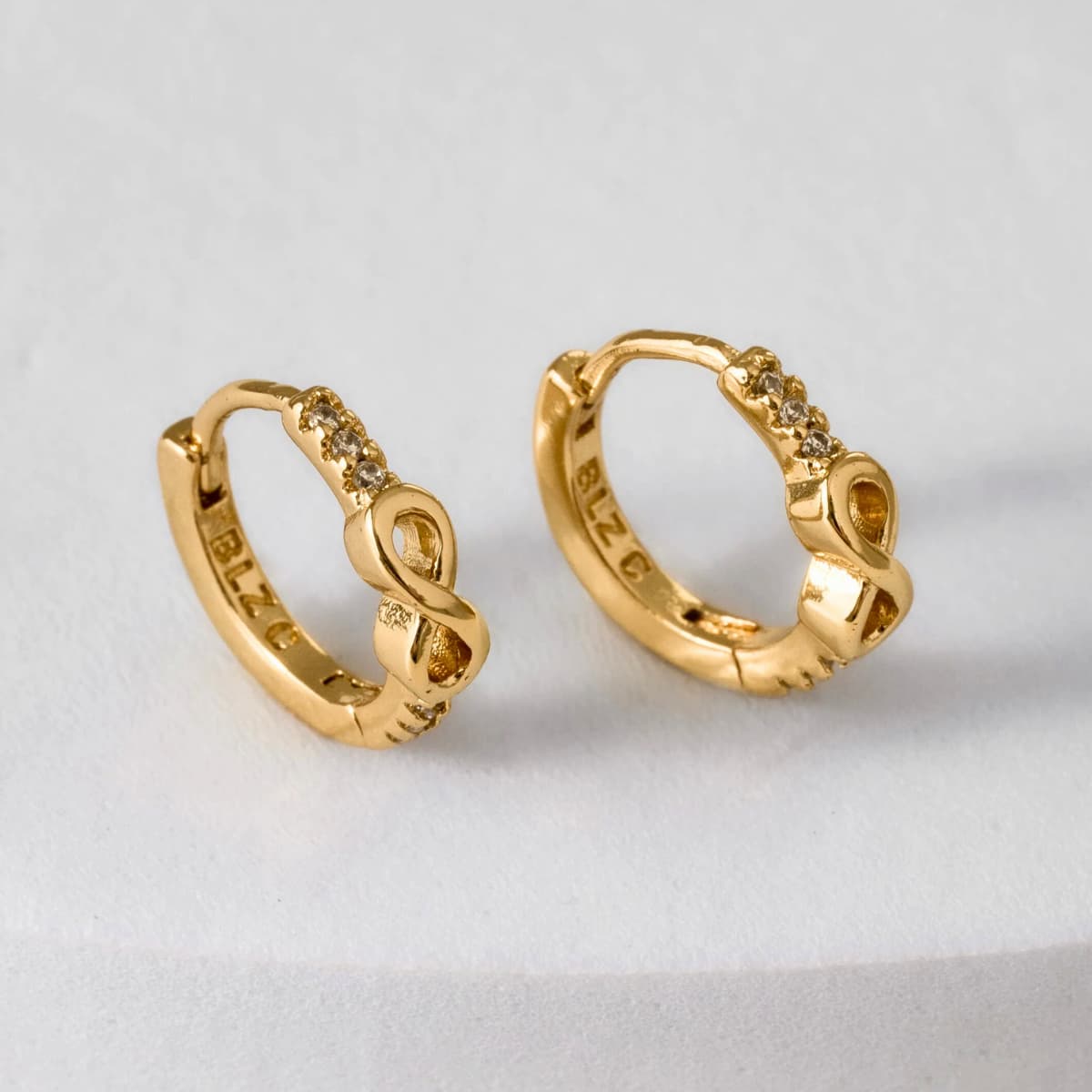 Aretes Candongas Infinito – Oro Laminado 18K | OM JOYERÍA