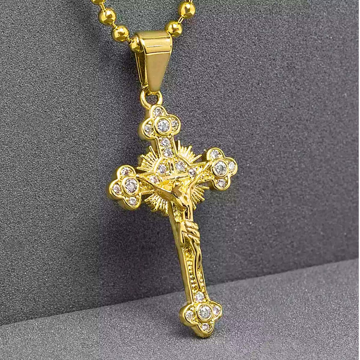 Dije El Crucificado Oro Laminado 18K | OM JOYERÍA