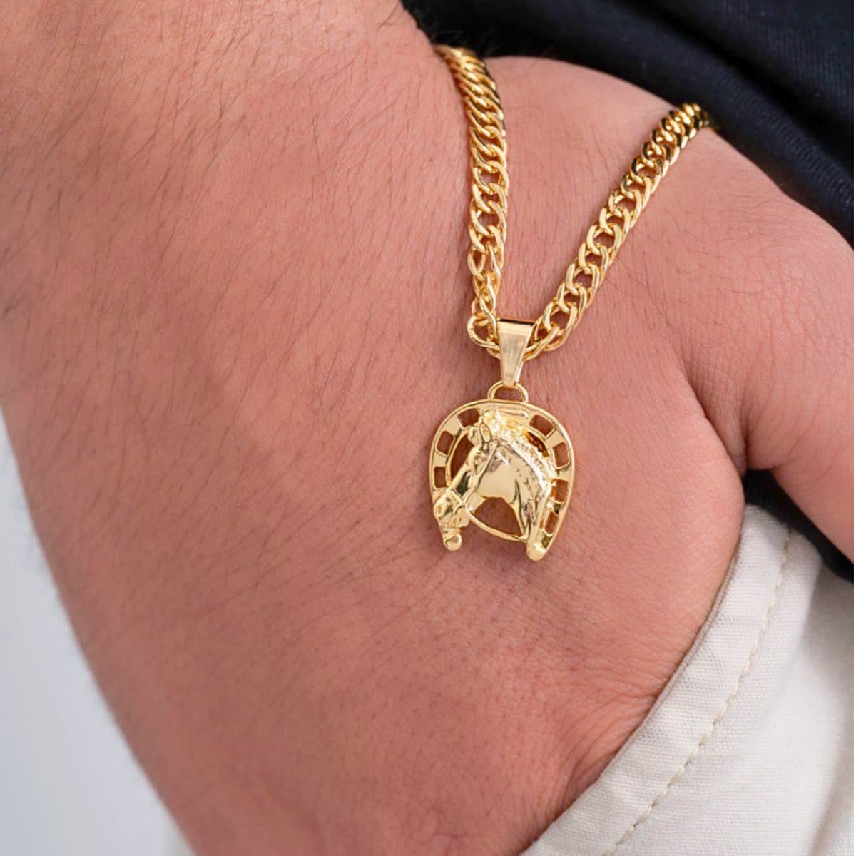 Dije Fortune Herradura Caballo Oro Laminado 18K - Modelo hombre detalle