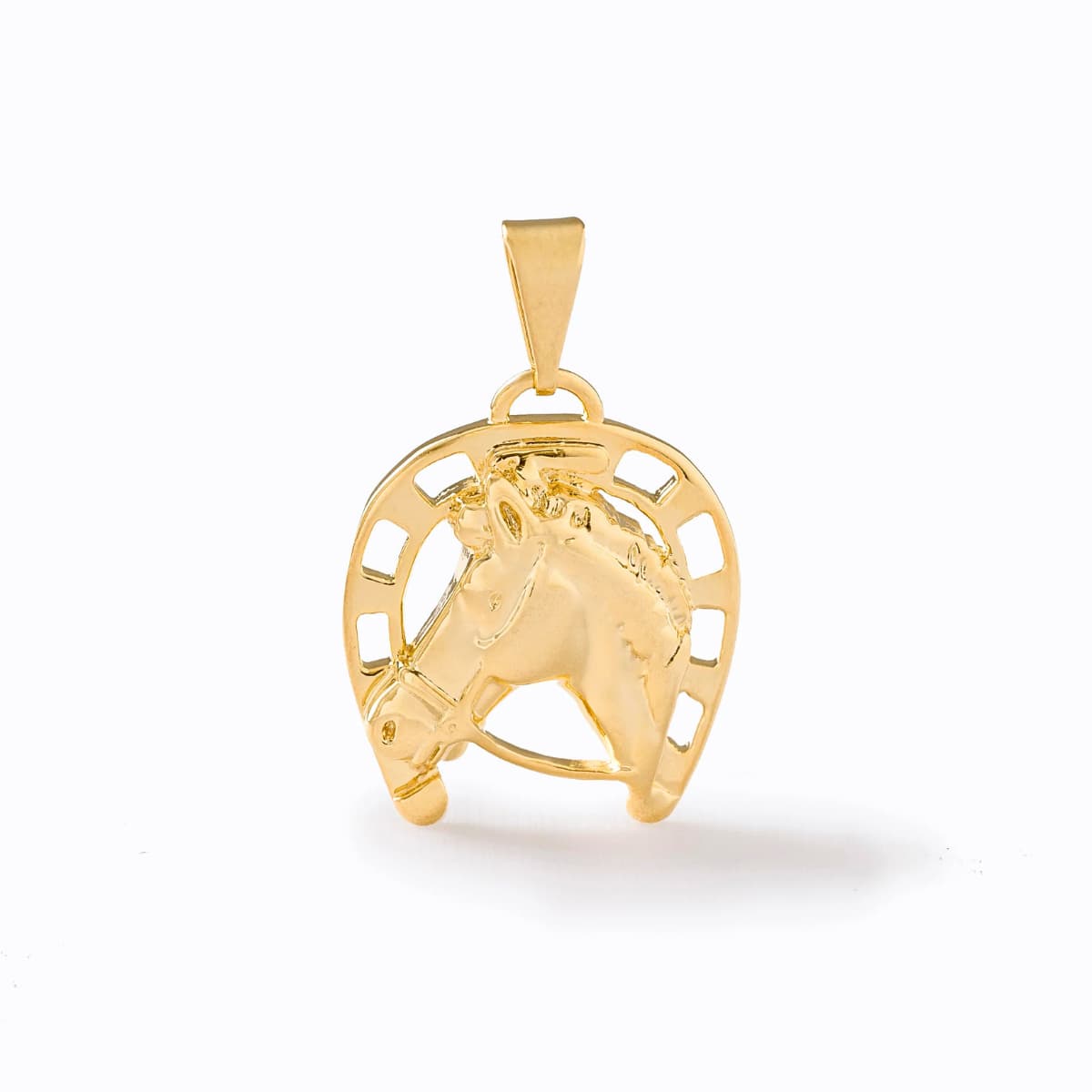 Dije Fortune Herradura Caballo Oro Laminado 18K - Vista frontal lifestyle