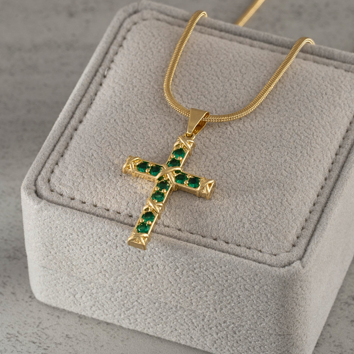 Dije Green Paradise Cruz Esmeraldas Oro Laminado 18K - Con cadena caja
