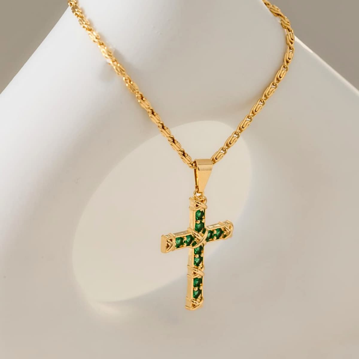 Dije Green Paradise Cruz Esmeraldas Oro Laminado 18K - Con cadena lifestyle