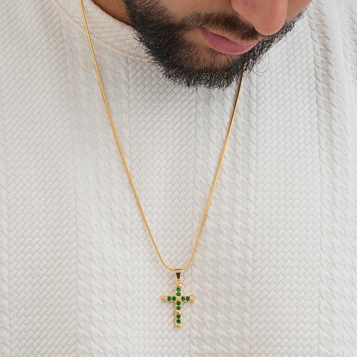 Dije Green Paradise Cruz Esmeraldas Oro Laminado 18K - Modelo hombre