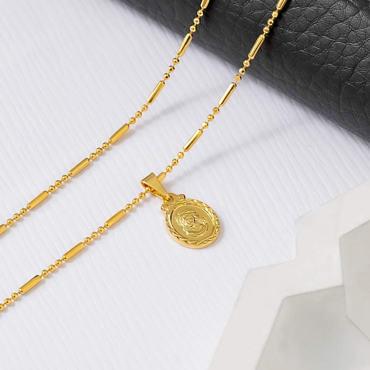 Dije Sagrado Rostro Borde Diamantado 2 cms Oro Laminado 18K | OM JOYERÍA