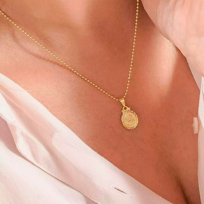 Dije Sagrado Rostro Borde Diamantado 2 cms Oro Laminado 18K - Modelo femenino