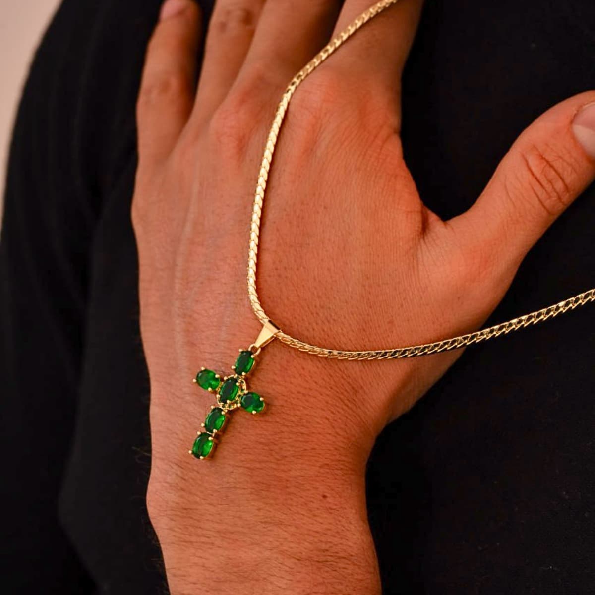 Dije Green Brightness Cruz Esmeraldas Oro Laminado 18K - Modelo hombre